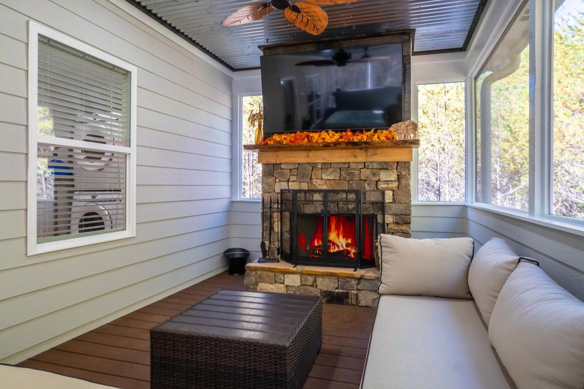 Par-Tee Haus I- Game Room & Hot Tub-Walk To Helen Esterno foto